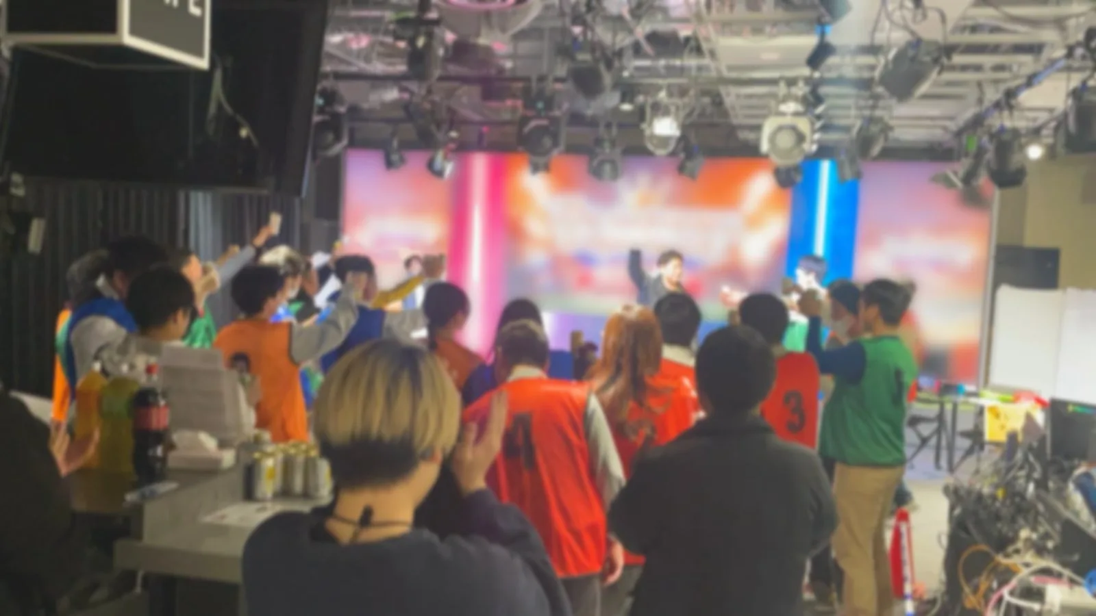 社内レクリエーション当日の様子（会場でチームが盛り上がる場面）